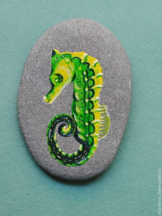 Рисуем яркого морского конька акриловыми красками на камне Рисуем яркого морского конька акриловыми красками на камне