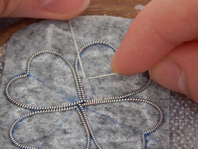 Создание броши "Клевер" из бисера: мастер-класс, часть 2