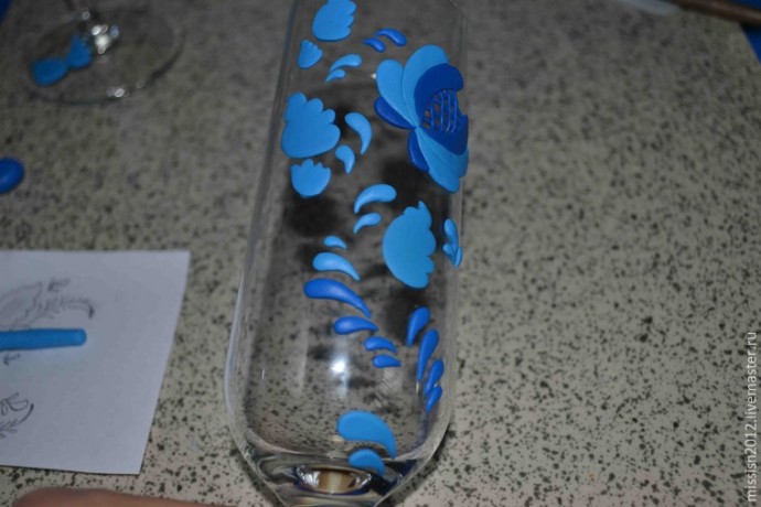 Декорируем свадебные бокалы по мотивам гжельской росписи: часть 2