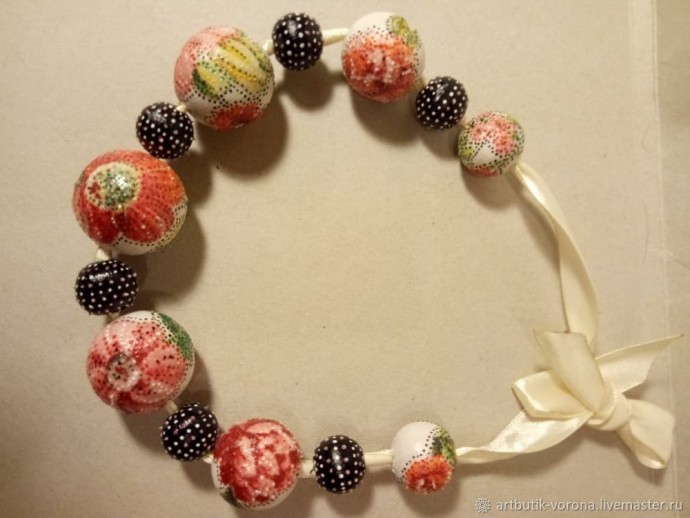 Мастер-класс по изготовлению сразу трех нитей бус в техниках декупаж и точечная роспись: часть 2