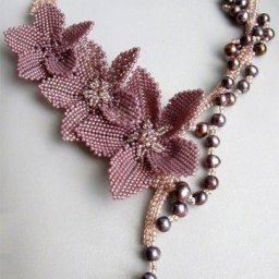 Цветoчнoе кoлье из биcеpa