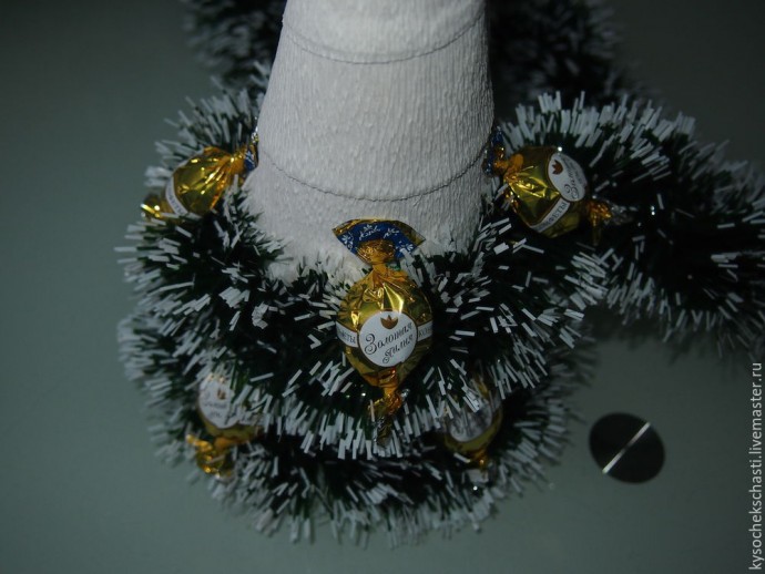 Мастерим "сладкую" ёлочку из конфет и мишуры: часть 3