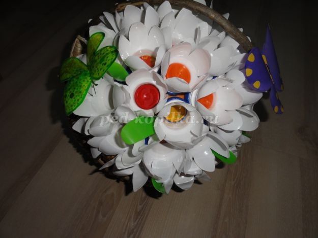 Корзина с цветами из бросового материала: часть 2 Корзина с цветами из бросового материала: часть 2