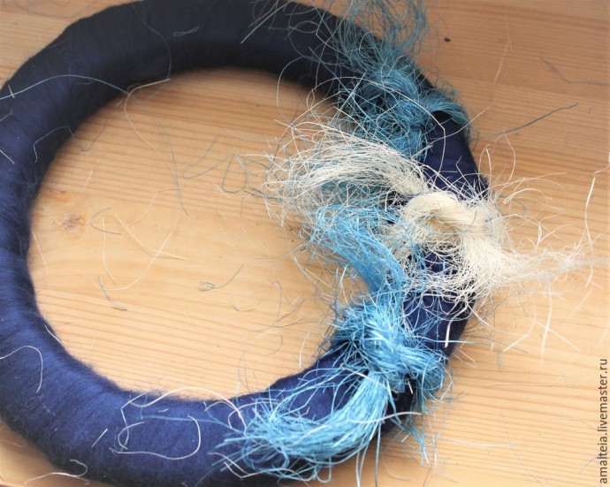 Создаем рождественские венок "В этом доме мы счастливы": часть 2