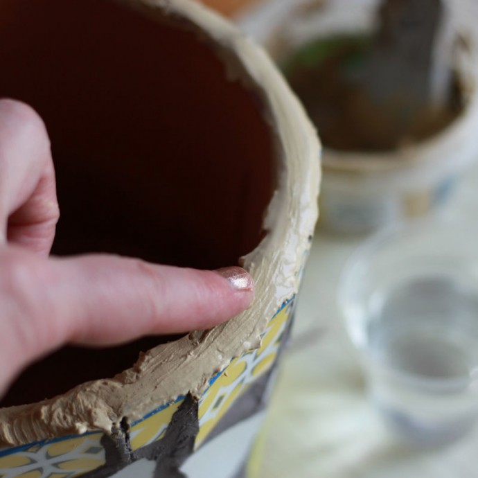 Декор цветочного горшочка мозаикой из битой посуды: часть 4 Декор цветочного горшочка мозаикой из битой посуды: часть 4