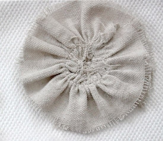 Мастерим брошь-цветок из мешковины