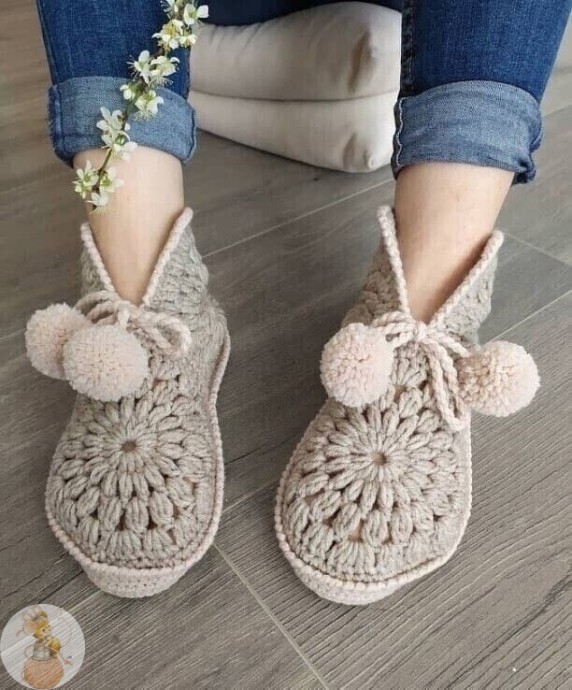 Узорные вязаные тапочки