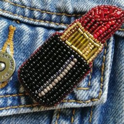 Вышиваем бисером стильную брошь "Губная помада": часть 1