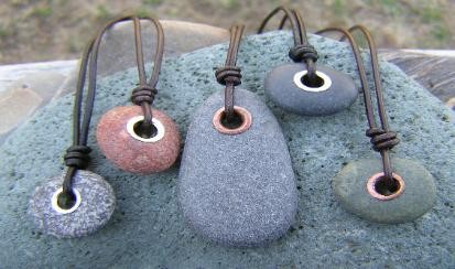 Подвески из морских камней