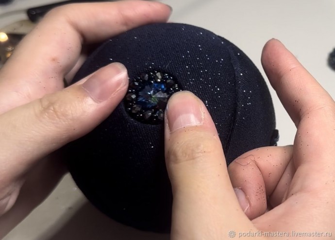 ​Новогодний шар с оплетёнными бисером кристаллами риволи: часть 3