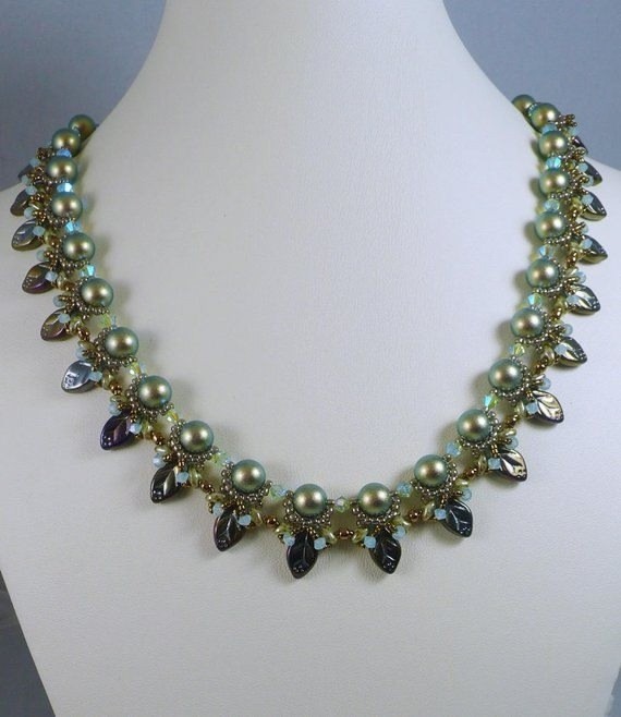 ​Ожерелье с бусинами-листиками