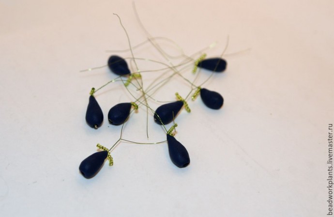 Ветка жимолости из бисера и полимерной глины