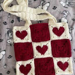 ​Контрастный мотив с сердцами