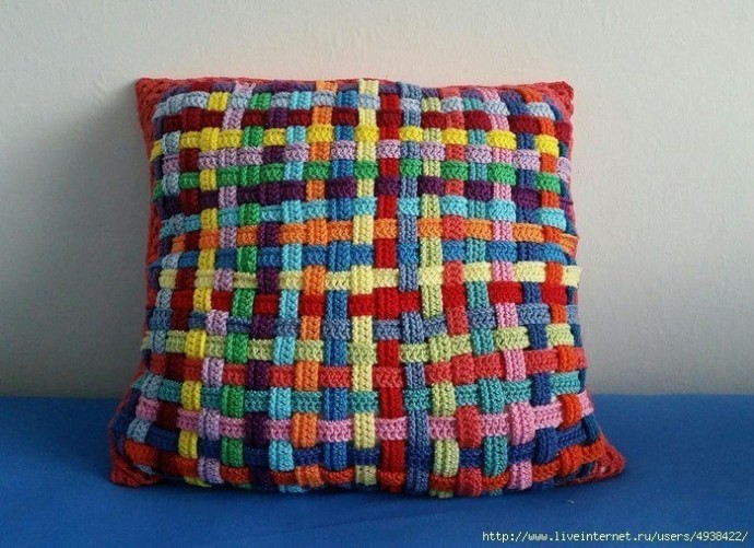 ​Подушка из остатков пряжи