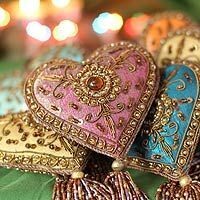 Роскошные подвески с элементами вышивки на елку