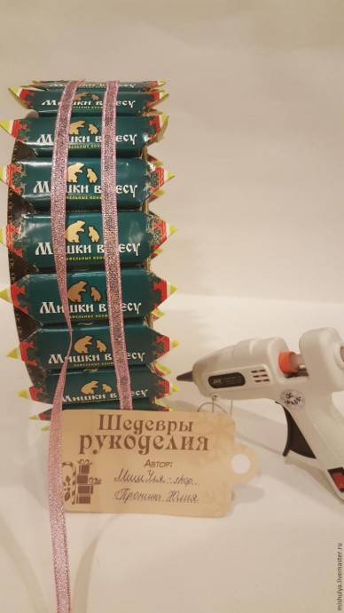 Делаем композицию "Будильник" из конфет и жестяной банки для печенья