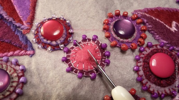 Этюд в малиновых тонах: фетровое колье