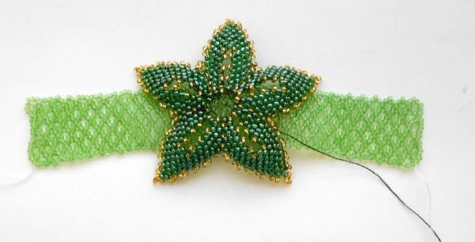 Зеленый цветок из бисера