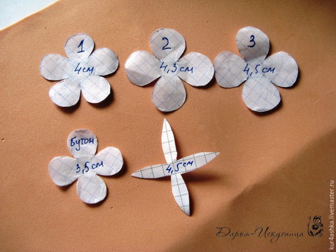 Декорируем свечу для семейного очага с цветами из фоамирана: часть 1