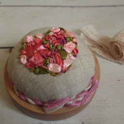 Мастерим стильную настольную игольницу с вышивкой