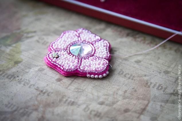 ​Вышивка бисером кулона в виде простого цветка: часть 2