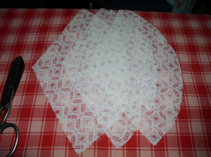 Как сшить ажурные ёлочки из кружева