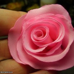 Милая розочка из плотного шелка