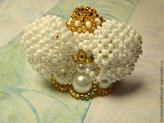 Делаем милого ангелочка из бисера: часть 5