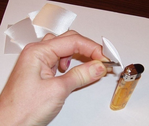 Нарциссы из атласных лент