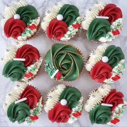 Новогодний декор кексов кремом