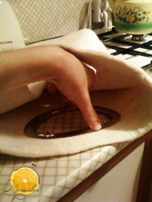 Врезаем ручки в сумку, которую сваляли