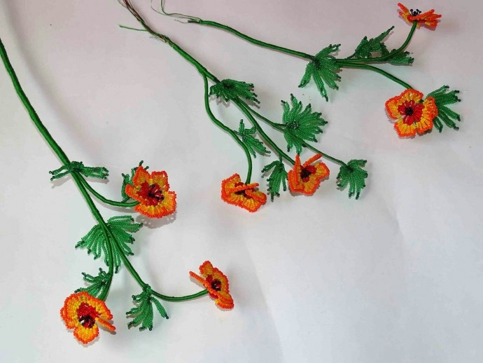 Цветочная композиция из бисера и рубки