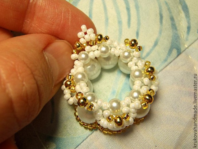 Делаем милого ангелочка из бисера: часть 2