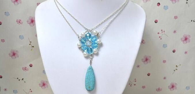 Интересный кулон в голубой гамме