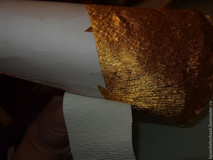 Мастерим "сладкую" ёлочку из конфет и мишуры: часть 2