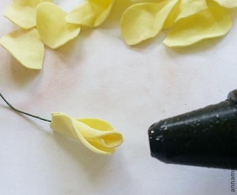 Цветы из фоамирана на ободке