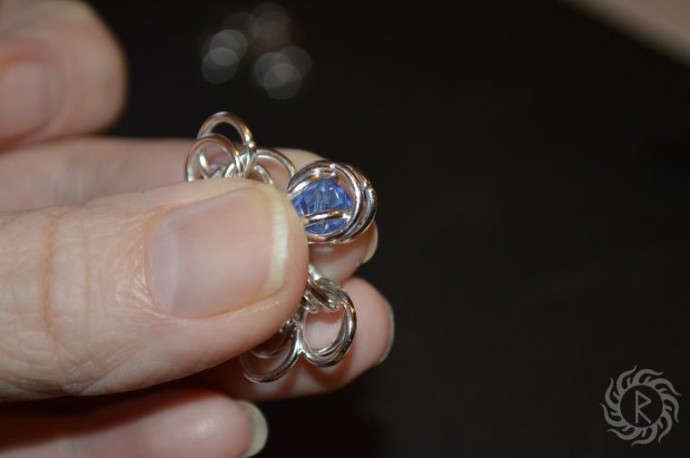 Кольчужный цветок с бусинами: мастер-класс