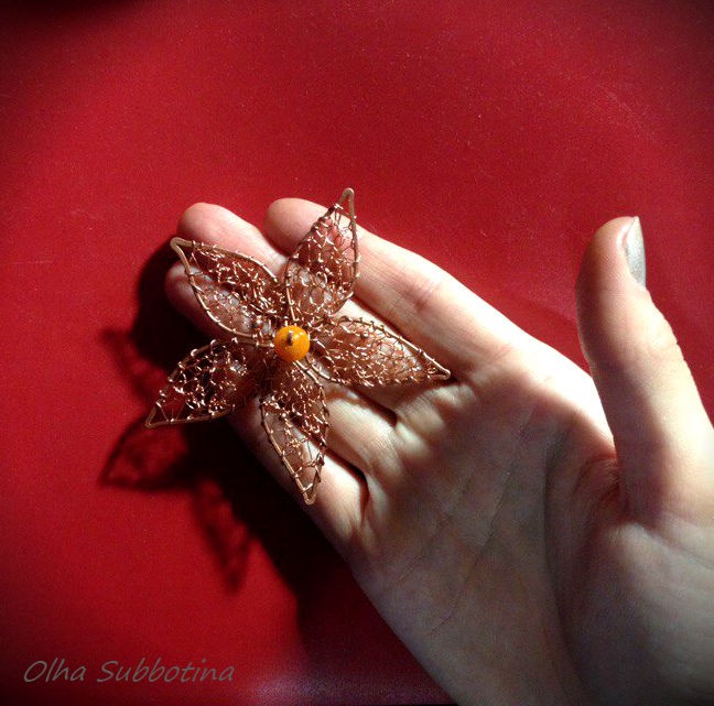 Процесс создания физалисов из медной проволоки