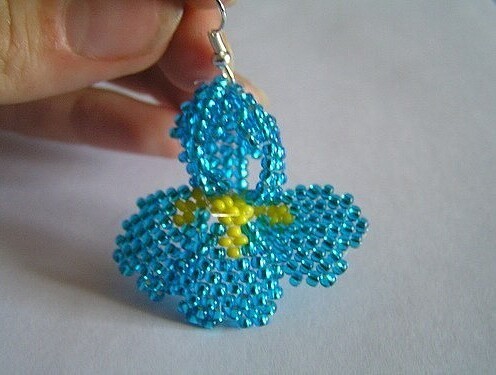 Прелестные сережки-цветы из бисера Прелестные сережки-цветы из бисера
