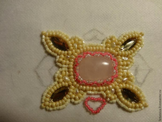 ​Брошь из бисера и лент: часть 3