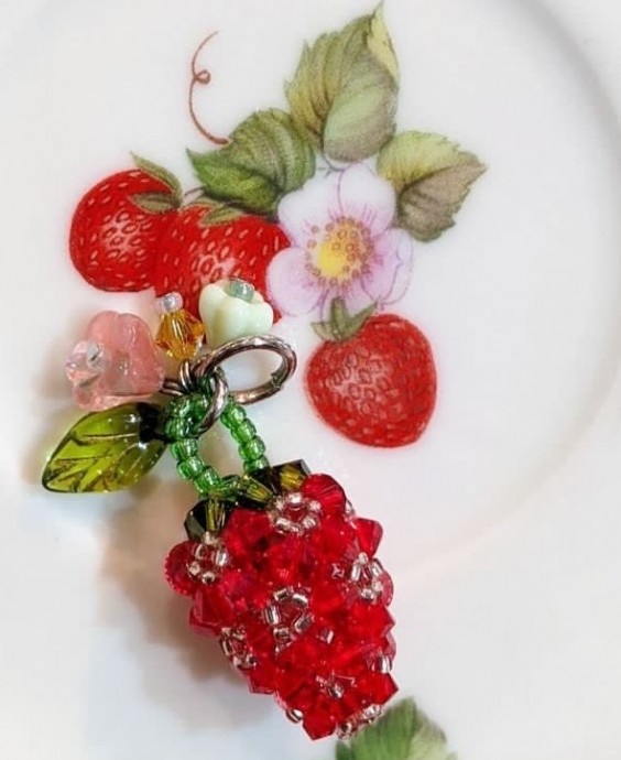 ​Ягоды клубники из бисера и биконуса