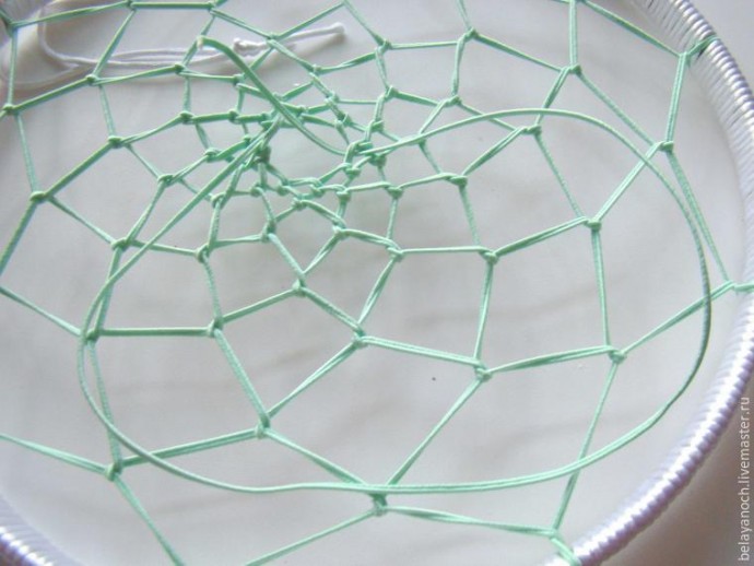 Мастерим новогодний ловец снов из мишуры и елочных украшений: часть 2