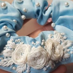 Декорирование модной резиночки вышивкой гладью, жемчугом и бисером