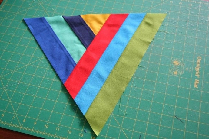 Подушка из разноцветных полос