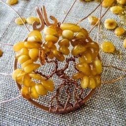 Подвеска из проволоки и камней