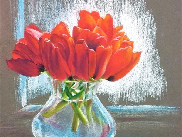 ​Весенний натюрморт с красными тюльпанами на окне: рисуем пастелью