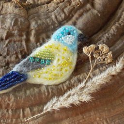 Делаем брошь "Синичка" из войлока и бисера: часть 1