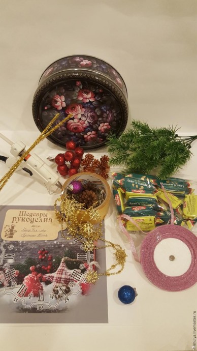 Делаем композицию "Будильник" из конфет и жестяной банки для печенья