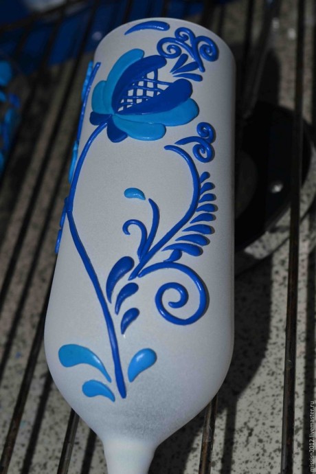 Декорируем свадебные бокалы по мотивам гжельской росписи: часть 2