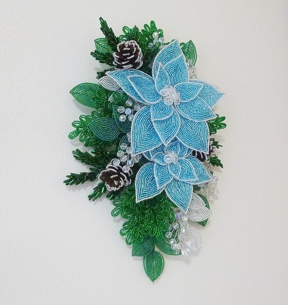 Новогодняя композиция из бисера и рубки